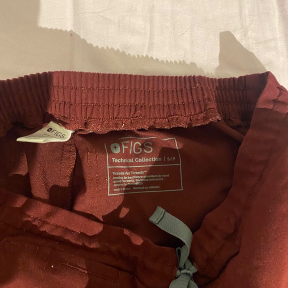 Figs burgundy scrub set - Picture 5 of 5